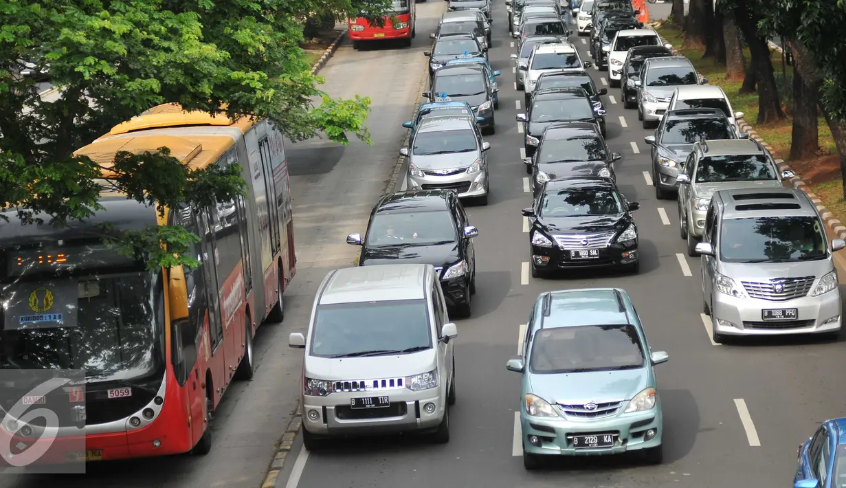 Bus TransJakarta melintas dari arah Semanggi menuju kawasan Thamrin, Jakarta, Selasa (5/4). Uji coba sistem "three in one" ini merupakan hari pertama yang dilakukan oleh Pemprov DKI Jakarta dan Polda Metro Jaya. (Liputan6.com/Gempur M Surya)