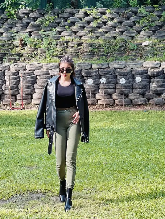 Ghea Youbi tampil cantik dan kece saat latihan menembak dengan rambut panjang yang dikuncir. Pedangdut cantik itu memakai tanktop ketat model tali leher. Gaya Ghea juga terlihat makin kece dengan memakai kacamata hitam. (Instagram/gheayoubi)