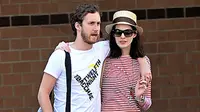 Liburan, Anne Hathaway Hampir Tenggelam di Hawai