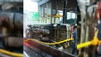 Mobil Mewah Terguling dan Terbakar di Gardu Tol Senayan