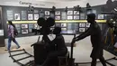 Seorang siswi melihat koleksi yang ada di Museum Nasional Sinema India (NMIC), Mumbai, India (22/1). NMIC adalah museum film pertama di India. Museum ini menampilkan dokumentasi film-film Bollywood. (AFP Photo/Punitparanjpe)