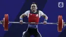 Lifter putra Indonesia, Suratman melakukan angkatan saat SEA Games 2019 cabang angkat besi nomor 55 kg di Stadion Rizal Memorial, Manila, Minggu (1/12/2019). Dirinya meraih perak dengan total angkatan 250 kg. (Bola.com/M Iqbal Ichsan)
