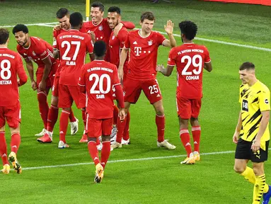 Para pemain Bayern Munchen merayakan gol yang dicetak oleh Robert Lewandowski ke gawang Borussia Dortmund pada laga Bundesliga di Stadion Signal Iduna Park, Sabtu (7/11/2020). Bayern menang dengan skor 3-2. (AP Photo/Martin Meissner, Pool)