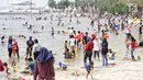 Pengunjung memadati Pantai Lagoon di Ancol, Jakarta Utara, Jumat (17/8). Libur panjang akhir pekan ini yang bertepatan dengan HUT ke-73 RI, sejumlah warga memadati tempat rekreasi di kawasan Ibu Kota . (Liputan6.com/Faizal Fanani)