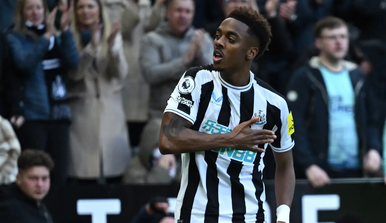 Selebrasi pemain Newcastle United, Joe Willock, setelah menjebol gawang Manchester United dalam pertandingan lanjutan Liga Inggris 2022/2023 yang berlangsung di St James Park, Minggu (2/4/2023). Joe Willock merupakan andalan lini serang The Magpies dengan 40 kali penampilan disemua kompetisi. Pemain beusia 23 tahun tersebut telah mengkoleksi tiga gol dan enam asisst. (AFP/Oli Scarff)