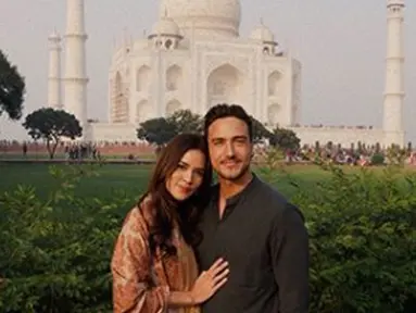 Penyanyi Raisa Andriana dan Hamish Daud tampak romantis saat berpose dengan latar belakang Taj Mahal. UNESCO menetapkan bangunan ini menjadi salah satu dari Tujuh Keajaiban Dunia. (Instagram/raisa6690)