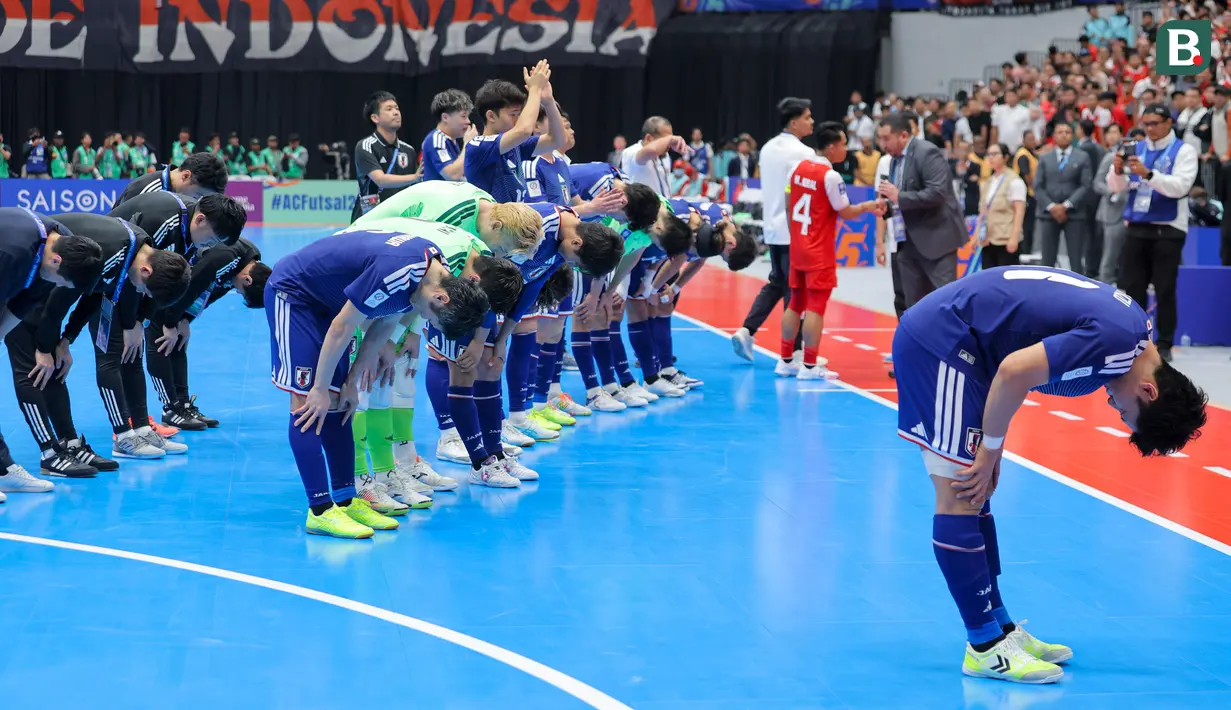 Para pemain Timnas Futsal Jepang meminta maaf dengan membungkuk kepada para pendukungnya setelah kalah dari Timnas Indonesia dalam laga semifinal Piala Asia Futsal 2026 di Indonesia Arena, Senayan, Jakarta, Kamis (05/02/2026). (Bola.com/Bagaskara Lazuardi)