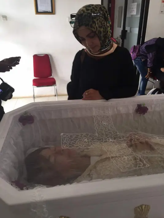 Firda Kussler, salah satu sahabat Yana yang juga selalu memberikan dukungan selama menderita sakit kankernya itu. Firdan mengatakan bahwa kedua anak Yana memang tak kuasa menahan sedih, namun keduanya berusaha kuat. (Fathan Rangkuti/Bintang.com)