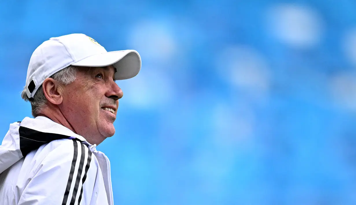Pelatih Real Madrid, Carlo Ancelotti saat melakukan latihan menjelang laga semifinal Liga Champions 2022/2023 melawan Manchester City di Etihad Stadium, Manchester, Selasa (16/05/2023) waktu setempat. (AFP/Oli Scarff)