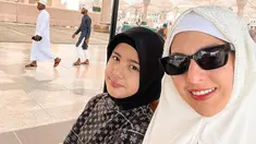 Nia Ramadhani tampil memesona dengan balutan hijab putih dan berkacamata. Tak hanya itu, keberadaan Mikhayla juga curi perhatian. Mikhayla yang beranjak ABG berhasil bikin warganet terpesona dengan kecantikan putri sulung Nia Ramadhani. (Liputan6.com/IG/ramadhaniabakrie)