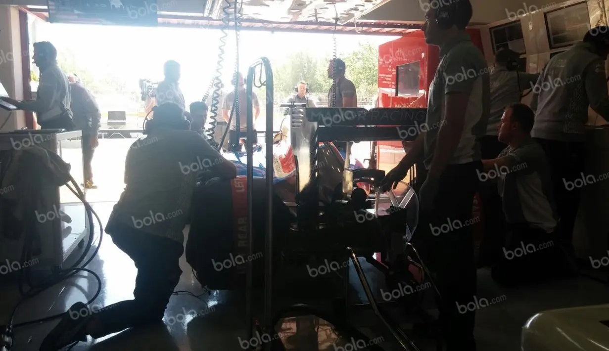 Siluet mobil Manor Racing, MRT05, yang dikendarai Rio Haryanto seusai latihan bebas ketiga F1 GP Spanyol di Sirkuit Catalunya, Spanyol, Sabtu (14/5/2016). (Bola.com/Reza Khomaini)