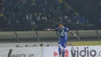 Zulham Zamrun mencetak satu gol untuk Persib Bandung saat melawan Persiba Balikpapan di Piala Presiden 2015 (Liputan6.com / Herman Zakharia)