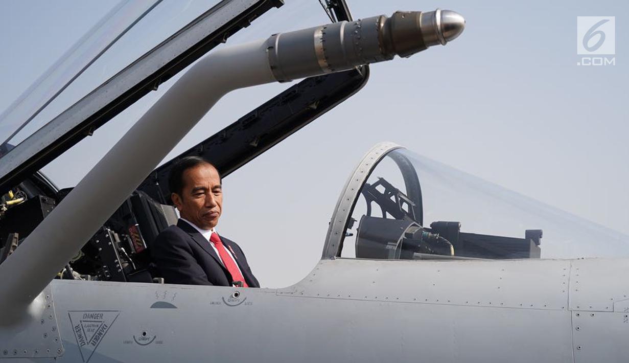 FOTO: Kenakan Setelan Jas, Presiden Jokowi Jajal Pesawat Tempur Pakistan - Global Liputan6.com