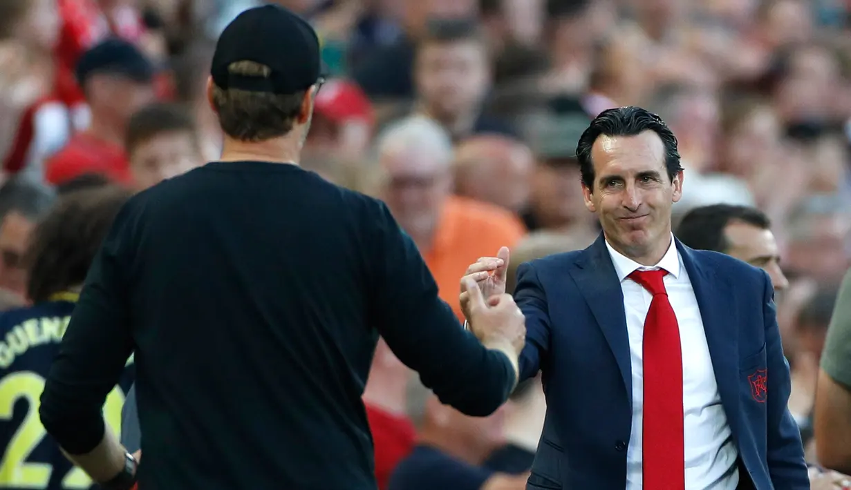 Pelatih Arsenal Unai Emery (kanan) berjabat tangan dengan Manajer Liverpool Jurgen Klopp usai bertanding dalam Liga Inggris di Stadion Anfield, Liverpool, Inggris, Sabtu (24/8/2019). Liverpool menang 3-1 dan kukuh di puncak klasemen sementara. (AP Photo/ Rui Vieira)
