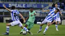 Pemain Real Madrid, Vinicius Junior, berusaha melewati pemain Real Sociedad pada laga La Liga di Reale Seguros Stadium, Minggu (21/6/2020). Real Madrid menang 2-1 atas Real Sociedad. (AP Photo/Alvaro Barrientos)