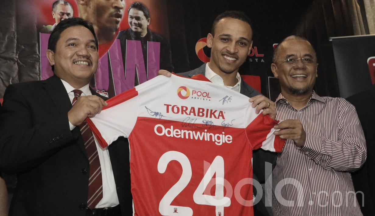 Marquee player, Peter Odemwingie, menghadiri acara pengumuman marquee player Madura United di Senayan, Jakarta, Senin (03/04/2017). Madura United resmi menggaet mantan pemain liga Inggris tersebut untuk menatap Liga 1 2017. (Bola.com/M Iqbal Ichsan)