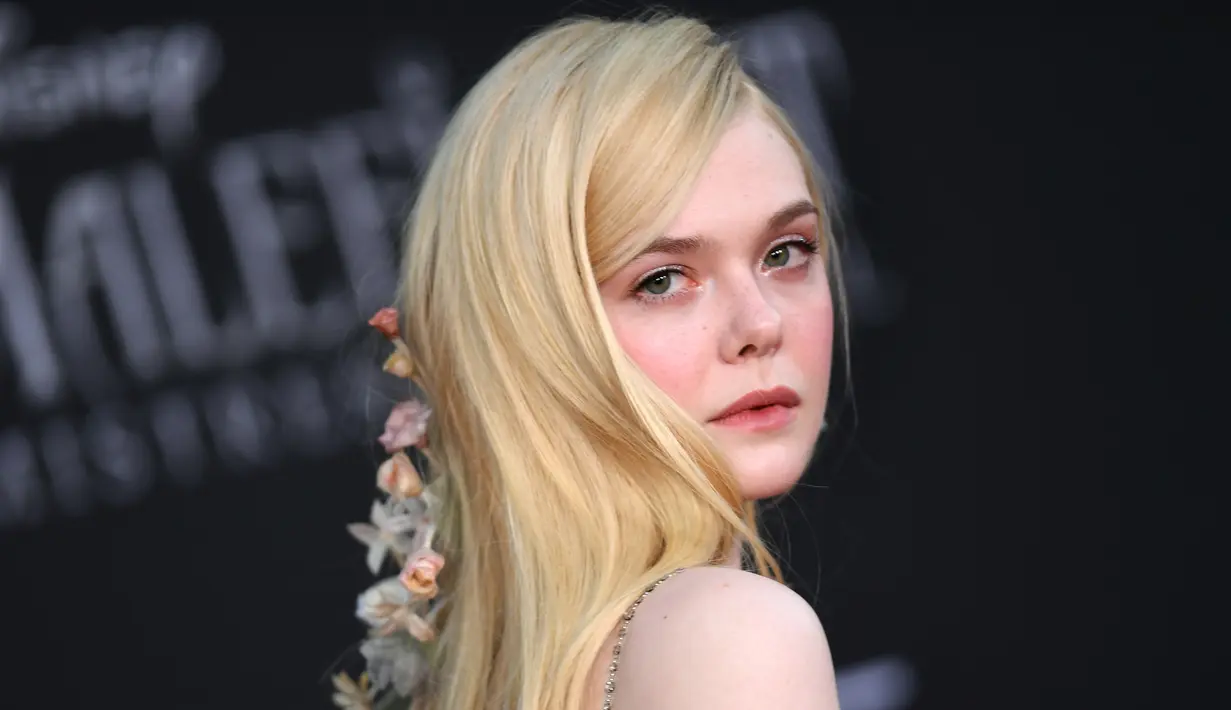 Aktris AS Elle Fanning berpose saat tiba menghadiri pemutaran perdana film Disney "Maleficent: Mistress of Evil" di Teater El Capitan di Hollywood (30/9/2019). Wanita 21 tahun ini tampil anggun berbalut gaun hijau panjang yang membangkitkan perasaan tersesat di hutan. (AFP Photo/Valerie Macon)