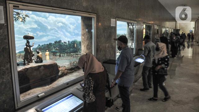 Mengisi Libur Sekolah di Tugu Monas