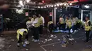 Anggota tim penyelamatan dan pemulihan Zaka membersihkan darah dari lokasi penembakan di Tel Aviv, Israel, 7 April 2022. Pejabat kesehatan Israel mengatakan dua orang tewas dan sedikitnya delapan lainnya terluka dalam penembakan di Tel Aviv. (AP Photo/Ariel Schalit)