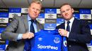 Wayne Rooney foto bersama dengan pelatihnya di Everton Ronald Koeman saat konferensi pers di Goodison Park di Liverpool (10/8). Rooney dikontrak dua tahun dengan gaji 150.000 pounds per pekan. (Nigel French/PA via AP)
