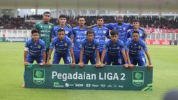 Para pemain starting XI Persiraja Banda Aceh berfoto sebelum menghadapi Malut United pada laga leg kedua perebutan tempat ketiga Pegadaian Liga 2 2023/2024 atau playoff promosi Liga 1 2024/2025 di Stadion Madya, Senayan, Jakarta, Sabtu (9/3/2024). (Bola.com/Abdul Aziz)
