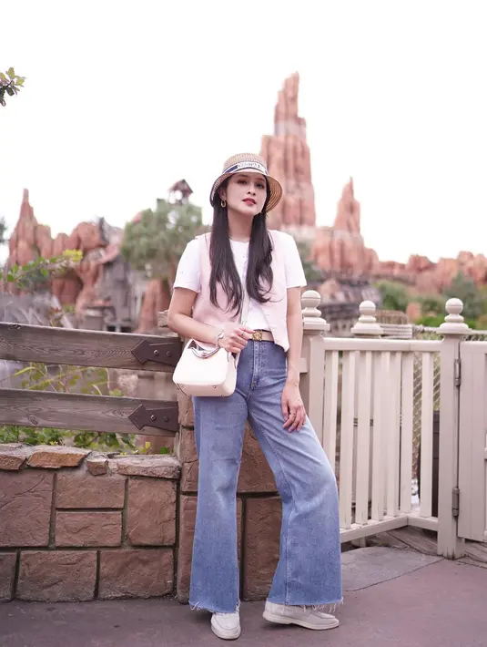 <p>Gaya fashion Sandra Dewi memang kerap jadi perbincangan netizen. Pasalnya di setiap penampilan, Sandra Dewi selalu tampak modis. [Foto: instagram.com/sandradewi88]</p>