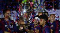 Para pemain Barcelona merayakan kemenangan mereka di laga final Liga Champions 2014-2015 di Olympiastadion, Berlin, Minggu (7/6/2015). Barcelona kandaskan Juventus dengan skor 3-1. (AFP Photo/Lluis Gene)