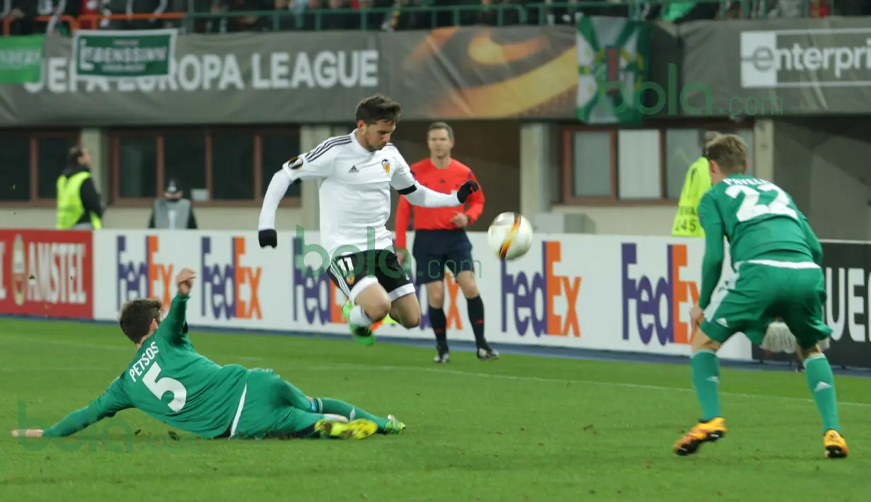 Dominasi pemain Valencia tak mampu diimbangi Rapid Vienna saat laga di Stadion Ernst Happel, Wina, Austria, Jumat (26/2/2016) dini hari WIB. (Bola.com/Reza Khomaini)