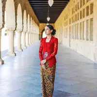 Merancang kebaya untuk Maudy Ayunda di kelulusannya, Didiet Maulana menghadirkan kebaya kutubaru klasik berwarna merah marun yang dipadukan dengan batik tulis halus. Aksesori sederhana kalung dan hiasan rambut berwarna emas kuno menambah lengkap padu padan (instagram/didietmaulana)