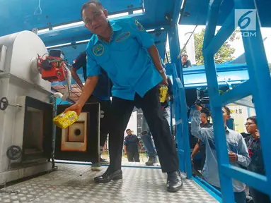 Kepala Badan Narkotika Nasional (BNN) Heru Winarko melakukan pemusnahan barang bukti narkoba jenis sabu, Jakarta, Kamis (26/7). Barang bukti sabu seberat 20,42 Kilogram dimusnahkan dengan cara dibakar. (Merdeka.com/Imam Buhori)