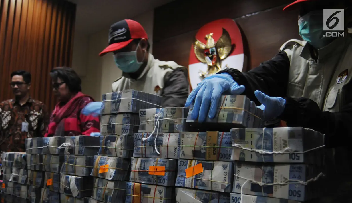Penyidik KPK menunjukan uang pecahan Rp 50 ribu hasil pengembangan OTT di Walikota Kendari di gedung KPK, Jakarta, Jumat (9/3). Diduga uang tersebut terkait pengadaan barang dan jasa di lingkungan Pemkab Kendari tahun 2017-2018. (Merdeka.com/Dwi Narwoko)