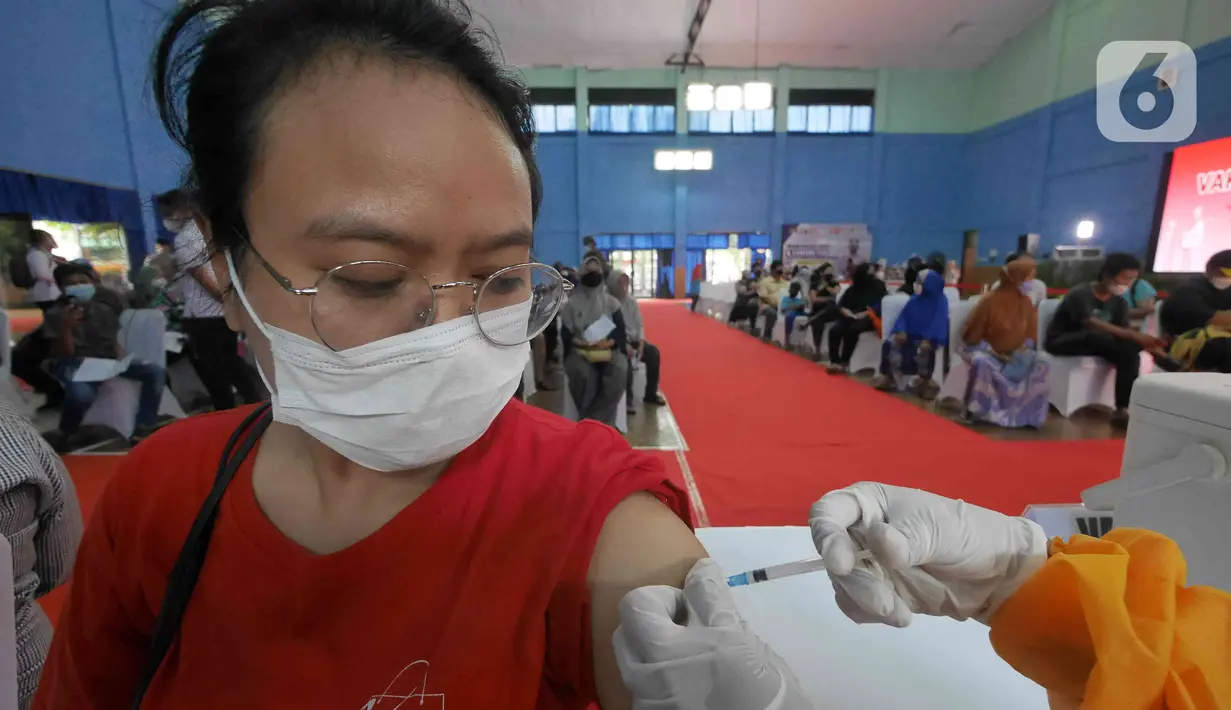 Warga mendapatkan vaksin booster saat gelaran Vaksin Covid-19 Serentak di GOR Radio Dalam, Jakarta Selatan, Selasa (8/3/2022). Vaksinasi serentak digelar di seluruh Indonesia yang diselenggarakan Kepolisian RI dengan target penyaluran vaksin sebanyak 1.114.750 dosis. (Liputan6.com/Herman Zakharia)