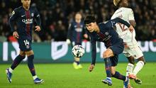 Gelandang Paris Saint-Germain, Dro Fernandez (tengah), mengontrol bola dalam pertandingan Ligue 1 Prancis antara Paris Saint-Germain (PSG) melawan FC Metz di Stadion Parc des Princes, Paris, pada 21 Februari 2026. (Bertrand GUAY / AFP)