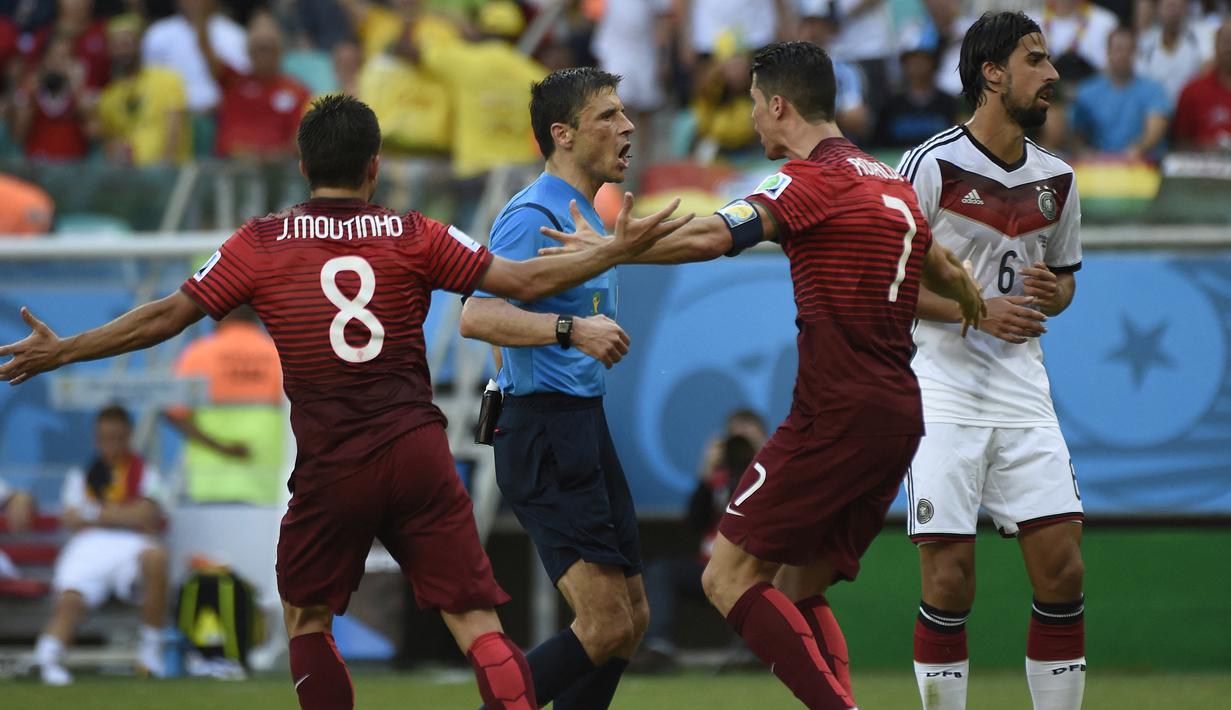 Portugal kalah 0-4 dari Jerman. Kekalahan dalam fase grup Piala Dunia 2014 yang digelar di Fonte Nova Arena, 16 Juni 2014 menjadi penyebab tersingkirnya Cristiano Ronaldo bersama Timnas Portugal di fase grup akibat kalah selisih gol dari Amerika Serikat. (AFP/Odd Andersen)