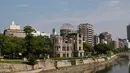 Gedung Pameran Produk Industri Prefektur Hiroshima (atas), Jepang pada oktober 1945. UNESCO menetapkan Monumen Perdamaian Hiroshima sebagai Situs Warisan Dunia (REUTERS/Shigeo Hayashi/Nagasaki Atomic Bomb Museum /Handout via Reuters /Issei Kato)