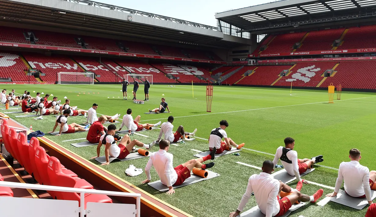 Para pemain Liverpool melakukan pemanasan saat sesi pelatihan di stadion Anfield, Inggris (21/5). Liverpool akan bertanding melawan wakil Spanyol, Real Madrid pada babak Final Liga Champions. (AFP Photo/Paul Ellis)