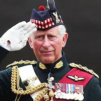 Meski telah dimakan usia, kegagahan Pangeran Charles dari Inggris tidak berkurang apalagi saat mengenakan seragam kebesaran.
