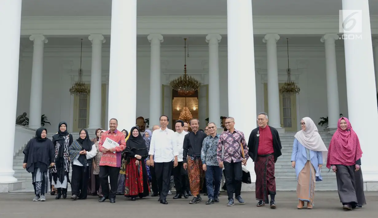 Presiden Joko Widodo berfoto bersama dengan komunitas dan para pelaku usaha busana muslim usai mennggelar pertemuan di Istana Bogor, Jawa Barat, Kamis (26/4). (Liputan6.com/Pool/Biro Pers Setpres)