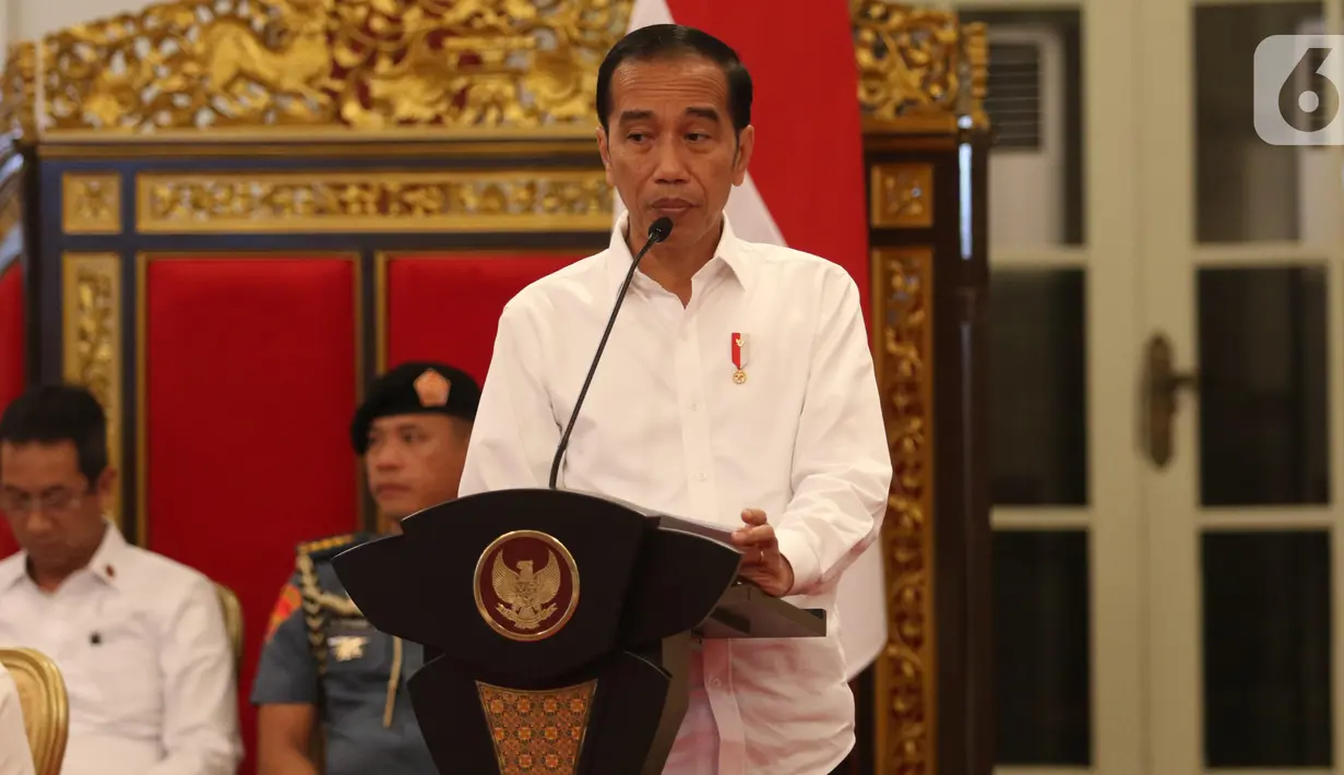 Presiden Joko Widodo (Jokowi) memberikan arahan ketika memimpin Sidang Kabinet Paripurna di Istana Negara, Jakarta, Kamis (3/10/2019). Topik Sidang Kabinet Paripurna tersebut  yakni Evaluasi Pelaksanaan RPJMN 2014-2019 dan Persiapan Implementasi APBN 2020. (Liputan6.com/Angga Yuniar)