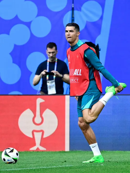 Pada pertandingan ini, Cristiano Ronaldo akan kembali menunjukkan eksistensinya memperkuat Timnas Portugal. (JOHN MACDOUGALL/AFP)