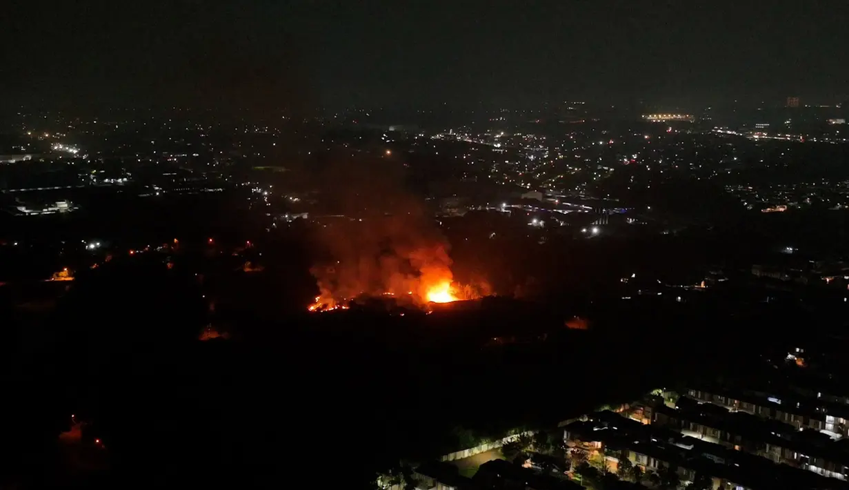 Tangkapan layar dari video udara yang diperoleh dari Fritz Markus yang diambil pada tanggal 30 Maret 2024, menunjukkan pemandangan api yang membakar gudang amunisi militer di Bogor, Jawa Barat. (Fritz Markus/UGC/AFP)