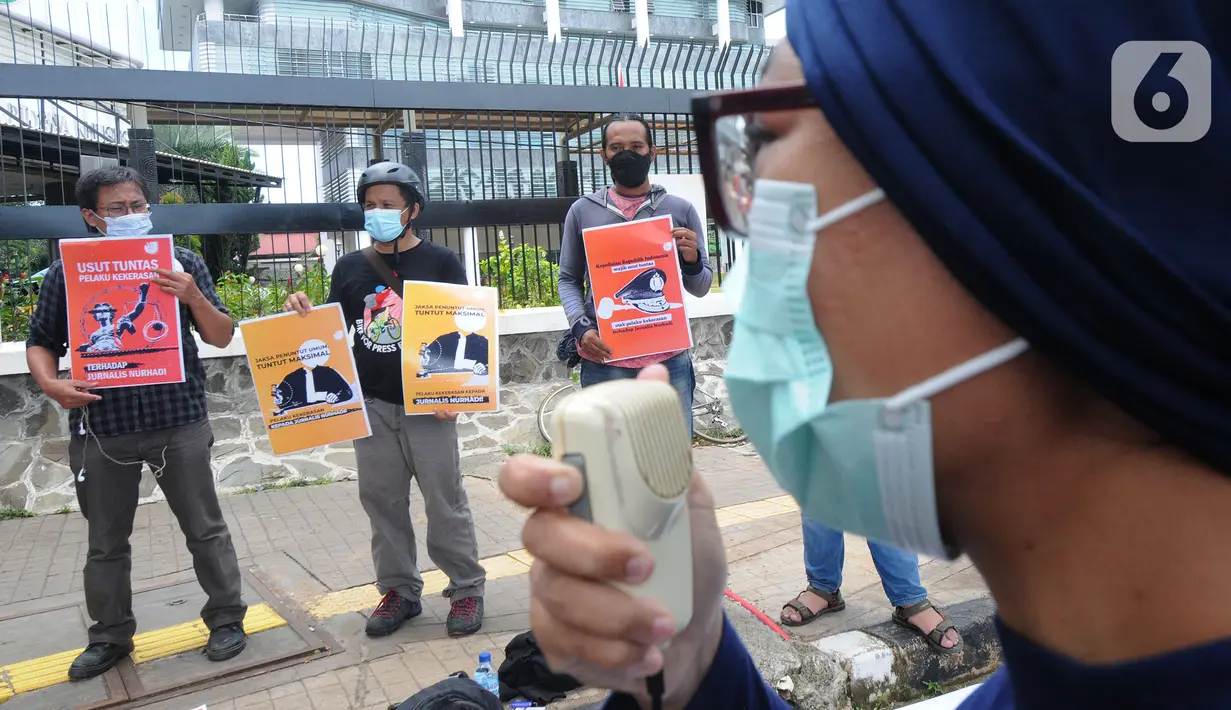 Aliansi Jurnalis Independen (AJI) menggelar aksi demo di depan Kejaksaan Agung, Jakarta, Rabu (1/12/2021). Mereka mendesak Jaksa menuntut maksimal Terdakwa pelaku penganiayaan Jurnalis Tempo Nurhadi di Surabaya yang terjadi pada 27 Maret 2021 lalu. (merdeka.com/Arie Basuki)