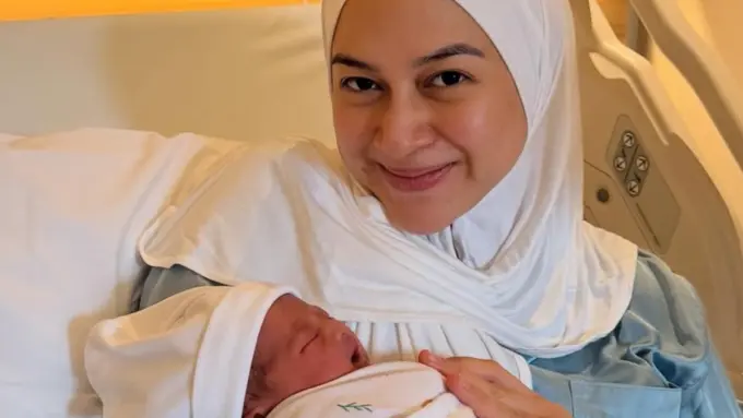 Nina Zatulini baru saja melahirkan anak ke-4 dengan wajah glowing. [@natasharizkynew]