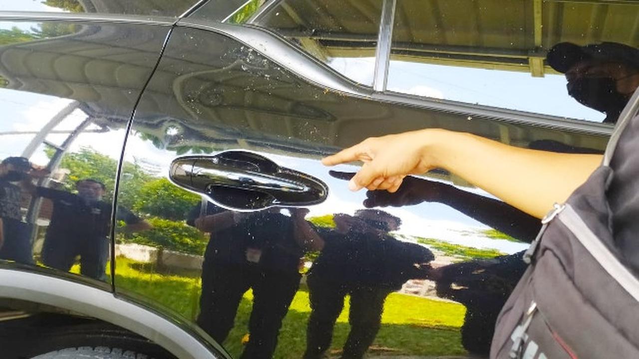 Pintu mobil Kepala Divisi Pemasyarakatan Kanwil Kemenkumham Riau yang lecet karena teror molotov.