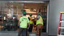Pekerja membersihkan toko yang dijarah di pusat kota Chicago, AS (10/8/2020). Dua orang ditembak, lebih dari 100 lainnya ditangkap, dan 13 petugas polisi terluka dalam aksi penjarahan dan perusakan luas yang terjadi pada Senin (10/8) pagi waktu setempat di pusat kota Chicago. (Xinhua/Alan Ruffin)