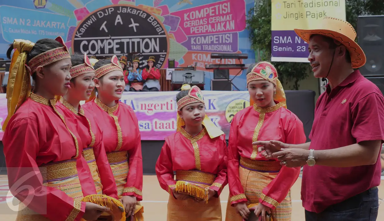 Kepala kanwil DJP Jakbar, Sakli Anggoro berdialog dengan peserta Tax Competition 2015 tingkat SMA se-Jakarta, Senin (23/11/2015). Kompetisi tersebut untuk memberikan edukasi tentang pajak dan budaya nusantara sejak dini (Liputan6.com/Angga Yuniar)