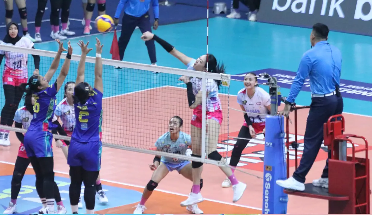 Liu Yanhan mencoba memukul bola saat Jakarta Livin Mandiri menghadapi Jakarta Electric PLN pada laga Pekan 5 Putaran II PLN Mobile Proliga 2025 di GOR Jalak Harupat, Bandung, Jawa Barat, Jumat (7/2/2025). (Dok. PBVSI)