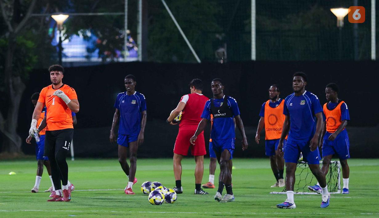 Saint Kitts and Nevis akan menjadi lawan pertama Timnas Indonesia di ajang FIFA Series 2026. Tampak dalam foto, para pemain Saint Kitts and Nevis saat menggelar sesi latihan perdana untuk FIFA Series 2026 di Lapangan A Stadion Utama Gelora Bung Karno (SUGBK), Jakarta, Selasa (24/3/2026). (Bola.com/M Iqbal Ichsan)