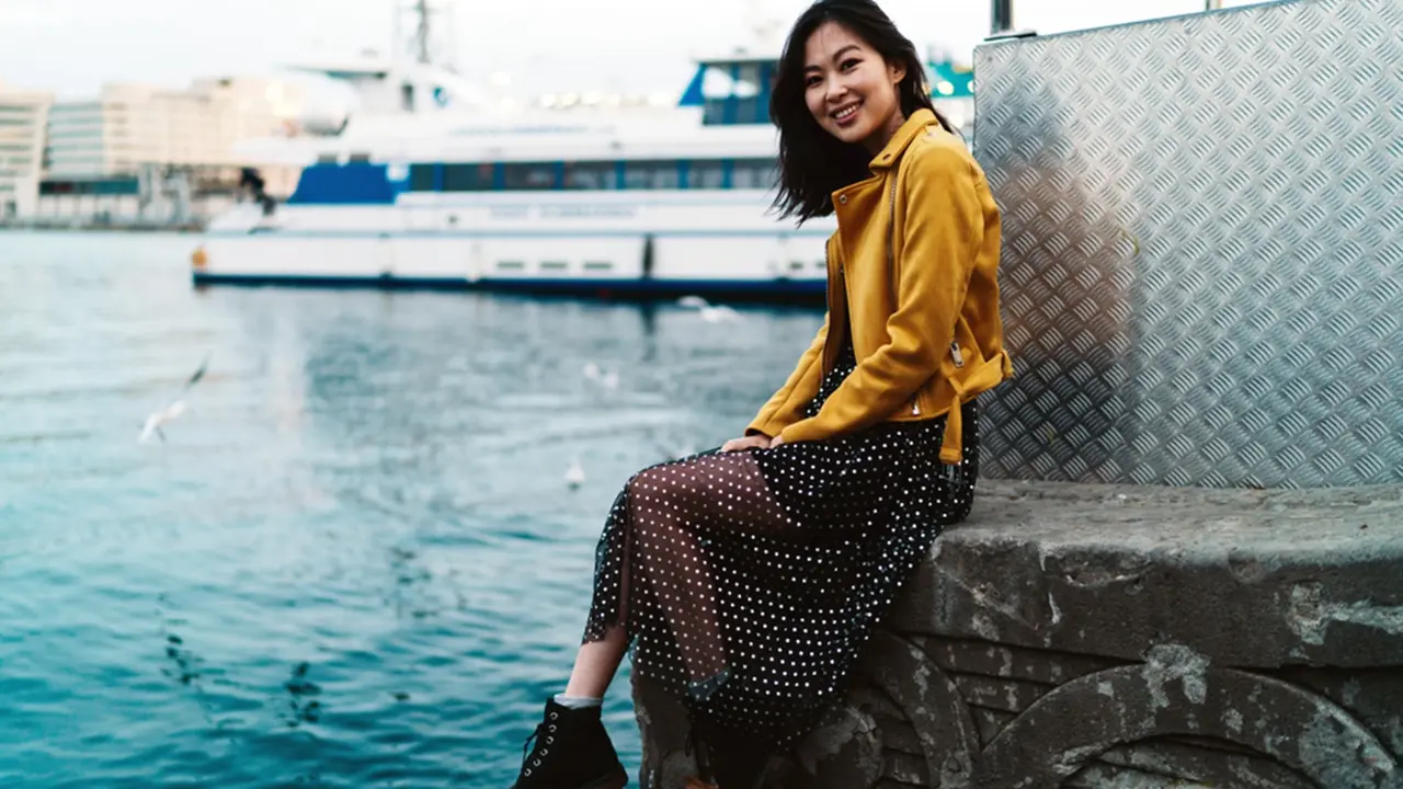 5 Gaya Mix n Match Dress dengan Boots, Bikin Penampilan Outstanding