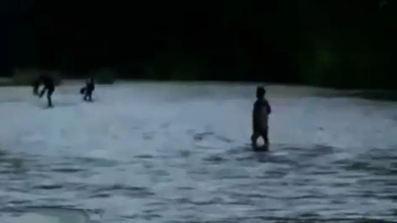 VIDEO: Jembatan Ambruk, Siswa Mamuju Berenang Seberangi Sungai